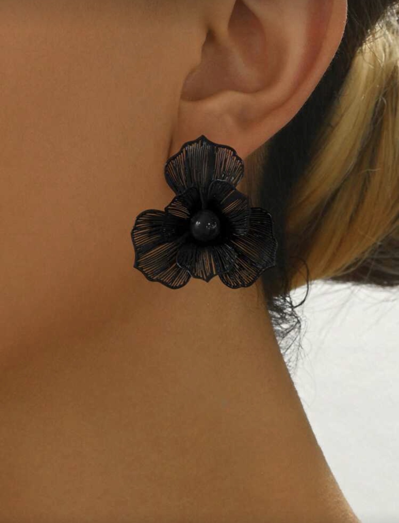1 paire de boucles d'oreilles à fleurs métalliques élégantes