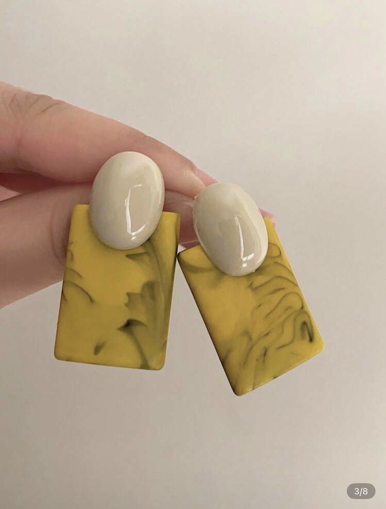 1 paire de boucles d'oreilles à clou en résine